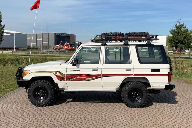 Toyota Land Cruiser VDJ76L V8 Hard Top 2019 - Image 2