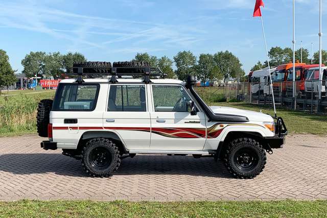 Toyota Land Cruiser VDJ76L V8 Hard Top 2019 - Image 3